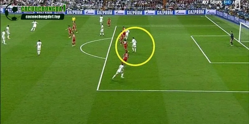 Lưu ý đặc biệt về trường hợp nhận cầu tròn bay lên từ phía thủ môn