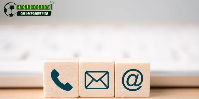 Nhân viên túc trực trên các trang mạng xã hội