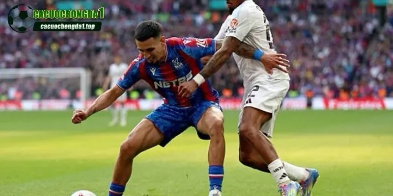 Pha phạm lỗi nghiêm trọng khiến cầu thủ có nguy cơ bị treo giò 